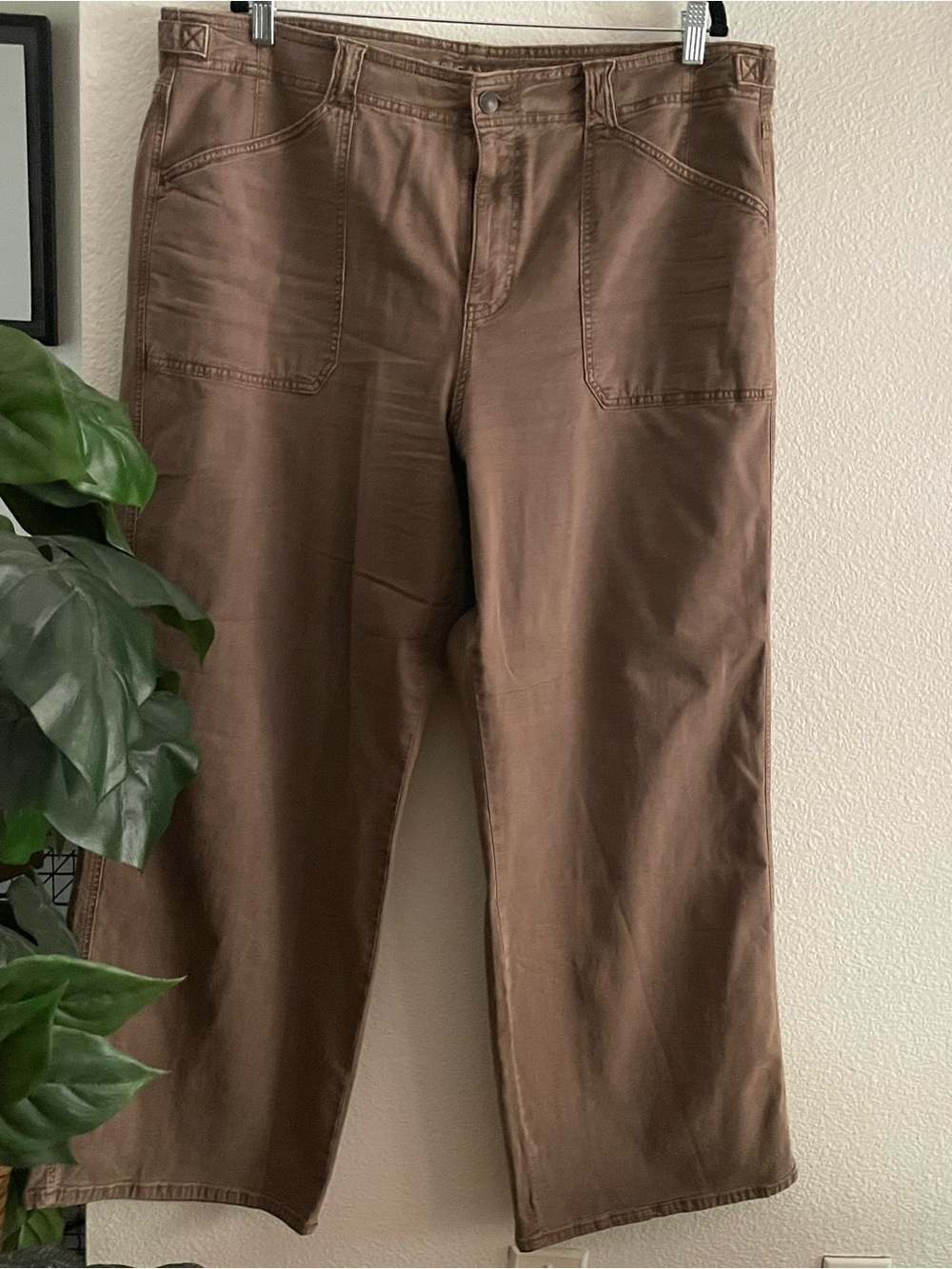 American Eagle Pants
SZ 20
EUC 
Inseam 30”
Waist 20”
Med stretch